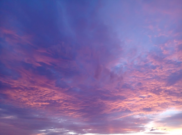 Cielo con nuvole temporalesche blu, bianche e rosa in basso. cielo al tramonto. sfondo della natura, cielo favoloso e magico