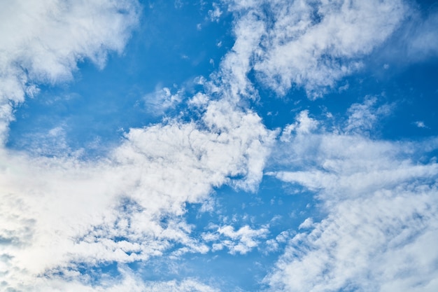 Cielo con sfondo di nuvole