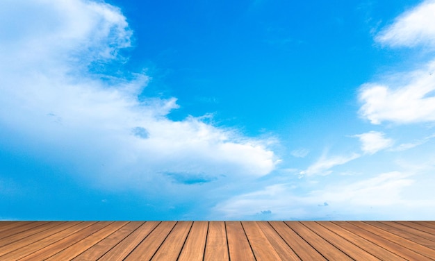 cielo con tavolo in legno