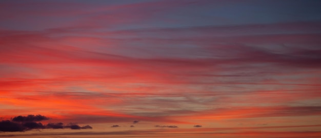 Cielo con tramonto e nuvole drammatiche