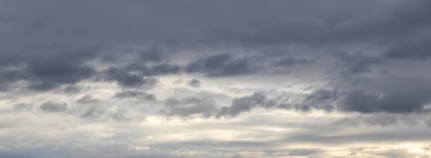 Cielo coperto con nubi scure in serata