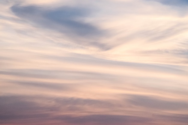 Cielo crepuscolare di nuvole in colore pastello Sfondo spirituale colorato rosa e blu