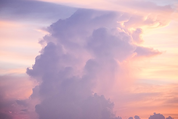 Cielo crepuscolare di nuvole in colore pastello Sfondo spirituale colorato rosa e blu