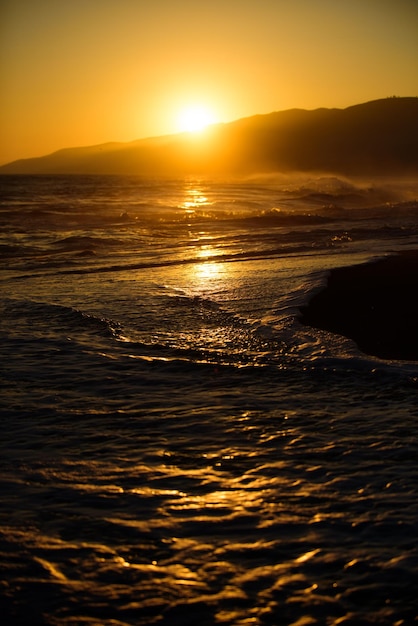 Cielo d'oro e acqua dell'oceano Tramonto al paesaggio del mare Cielo al tramonto drammatico con nuvole Drammatico tramonto sul mare