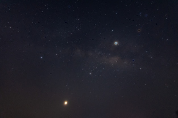 Cielo del fondo della Via Lattea alla notte