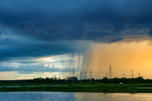 Cielo del giorno di pioggia