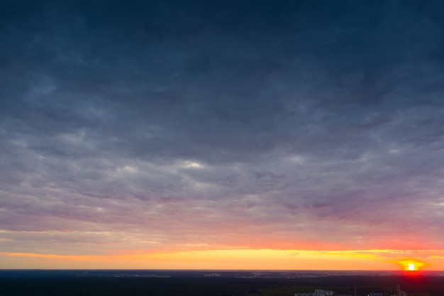 Cielo dell'alba giallo-blu brillante