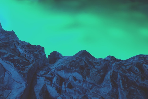 Cielo dell'aurora boreale e silhouette della cresta della montagna