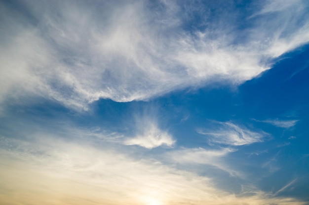 Cielo delle nuvole di tramonto con il tramonto del sole che tramonta