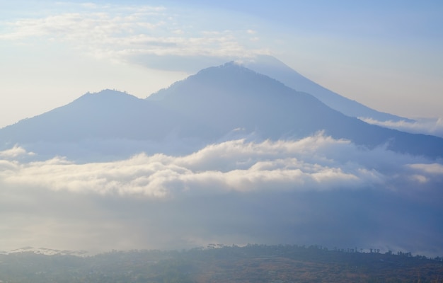 Cielo di alba al mattino in montagna. Vulcano Agung, Bali