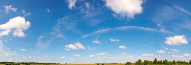 Cielo di altezza blu sopra il prato con alcune nuvole. Sette colpi punto immagine.