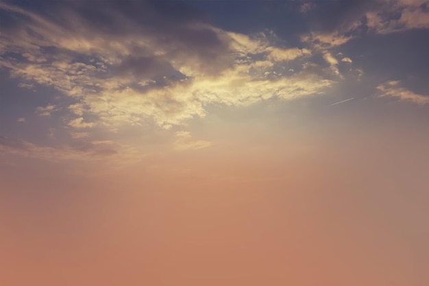 Cielo di bellezza con le nuvole, paesaggio delle nuvole del cielo di tramonto