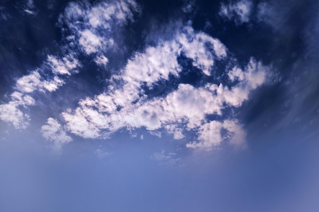 Cielo di bellezza con le nuvole, paesaggio delle nuvole del cielo di tramonto