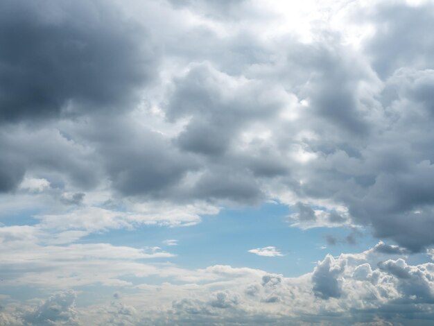 Cielo di colore grigio con nuvoloso piovoso per lo sfondo