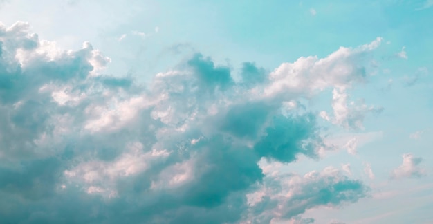 Cielo di colore verde menta con nuvola