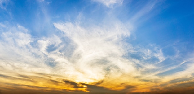 Cielo di crepuscolo di mattina di panorama e natura sfondo nuvole