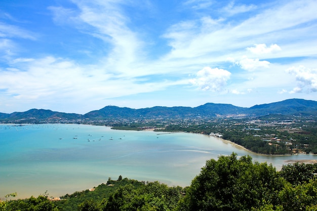 cielo di mare e città turistica balneare della baia di Ao Chalong dalla montagna Khao-Khad