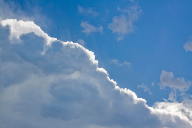 Cielo di nuvole bianche e blu