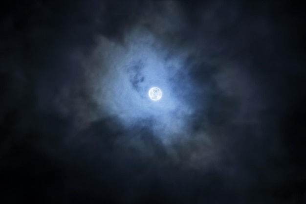 cielo di nuvole di luna