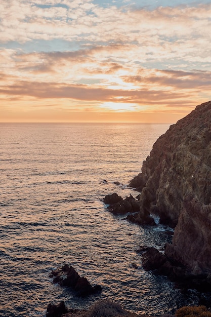 Cielo di roccia mare bellissimo tramonto
