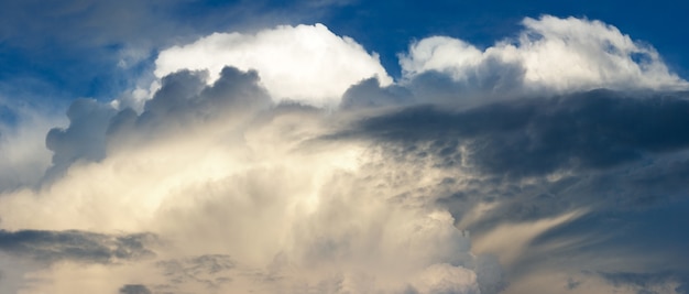 Cielo di sera colorato blu con nuvole. Cinque scatti immagine composita.