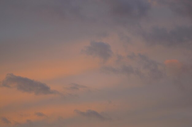 Cielo di sera con raggi arancioni. natura al tramonto. Foto di alta qualità