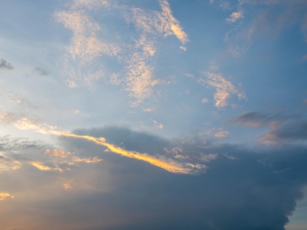 Cielo di sera crepuscolare per lo sfondo