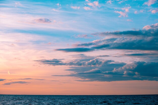 Cielo di sera tramonto sul mare