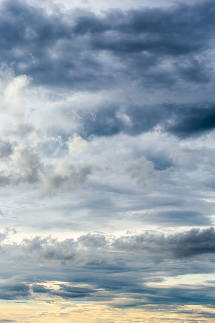 Foto cielo di tempesta di sole nuvole di pioggia