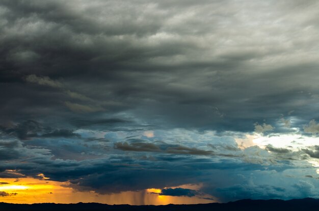 Cielo di tempesta di sole Nuvole di pioggia