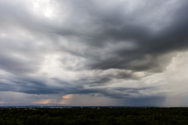 Cielo di temporale. Nuvole di pioggia