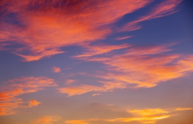 Cielo di tramonto arancione ardente. Bel cielo.