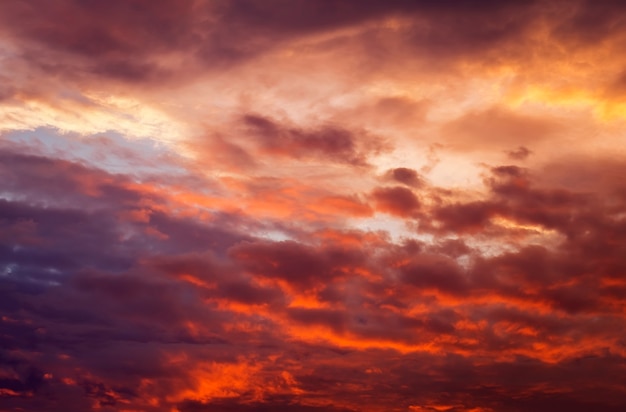 Cielo di tramonto arancione ardente. Bel cielo.