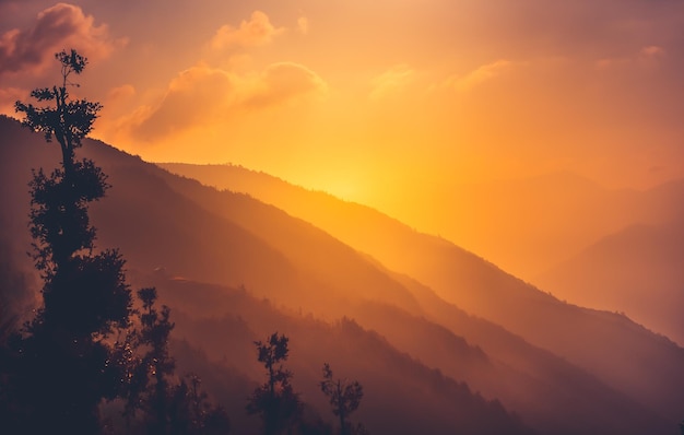 Cielo di tramonto arancione brillante sopra la montagna nebbiosa