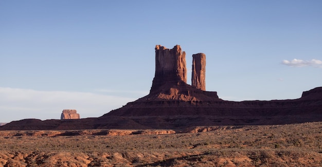 Cielo di tramonto del paesaggio americano della montagna rocciosa del deserto