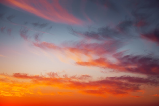 Cielo di tramonto di colori ardenti, arancioni e rossi. Bellissimo sfondo