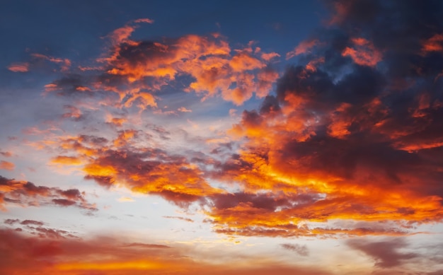 Cielo di tramonto di colori ardenti, arancioni e rossi. Bellissimo sfondo