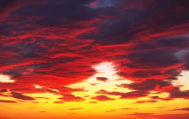 Cielo di tramonto di colori ardenti, arancioni e rossi. Bellissimo sfondo