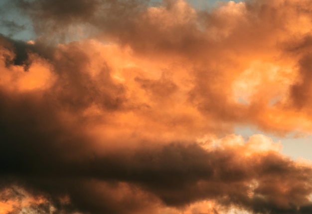 Cielo di tramonto di panorama e priorità bassa della nuvola