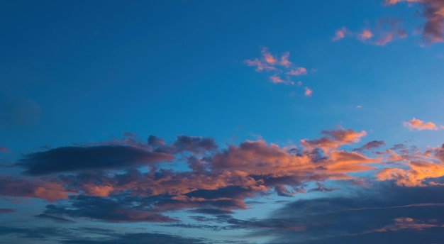 Cielo di tramonto di sera nuvole arancioni con sfondo azzurro del cielo