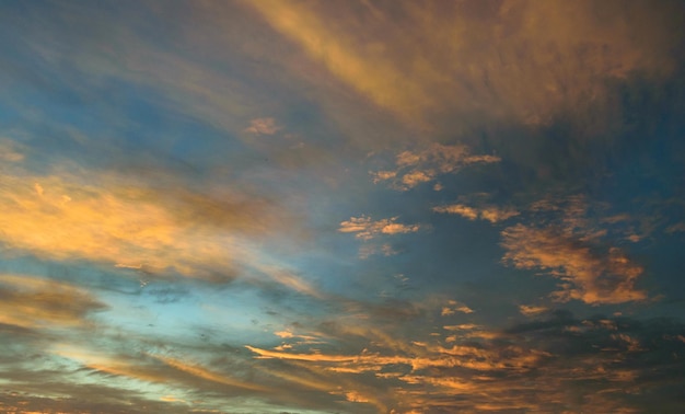 Cielo di tramonto di sera nuvole arancioni con sfondo azzurro del cielo