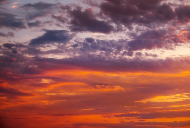 Cielo di tramonto drammatico ardente, arancione e rosso. Bellissimo sfondo