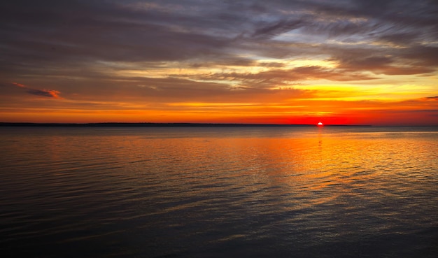 Cielo di tramonto drammatico con nuvole Tramonto mozzafiato sul mare