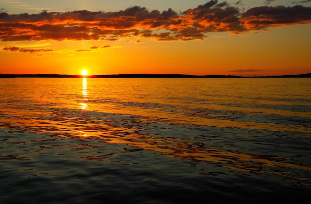 Cielo di tramonto drammatico con nuvole Tramonto mozzafiato sul mare