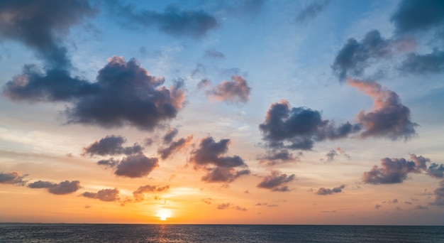 Cielo di tramonto sul mare la sera con luce solare colorata arancione