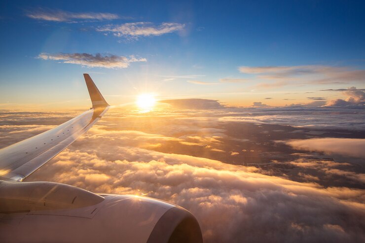 Foto cielo di tramonto sulla finestra dell&#39;aeroplano sopra copenhaghen, danimarca a venerdì