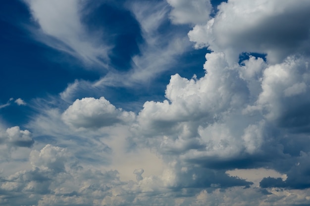 Cielo di uragano con nuvole bianche.