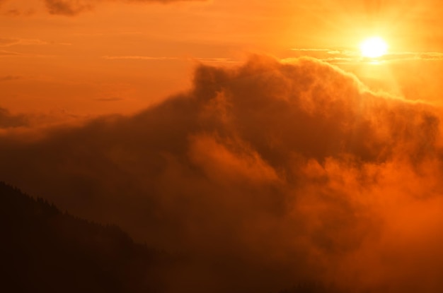 Cielo dorato drammatico sullo sfondo dell'alba