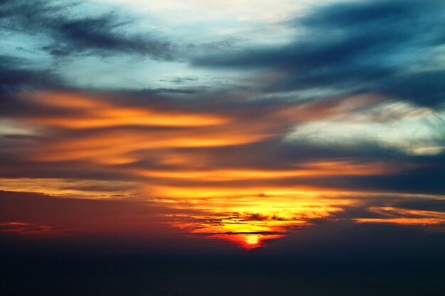 Cielo drammatico al tramonto come bellissimo sfondo