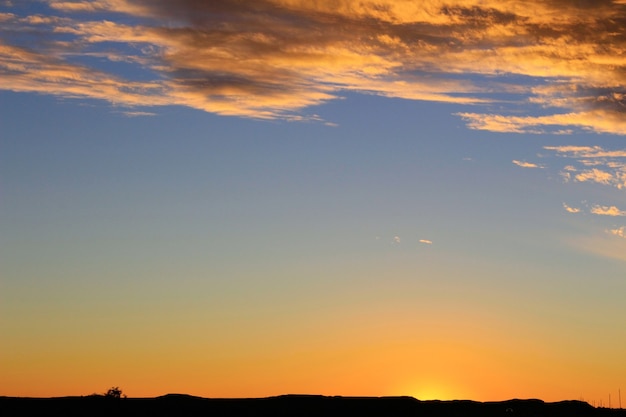 Cielo drammatico al tramonto e bellissime nuvole